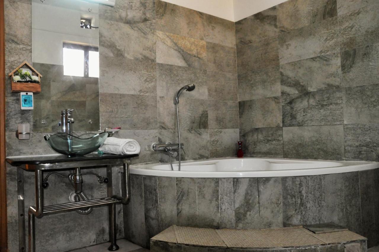 Blue Moon Residency Hotel Исламабад Екстериор снимка