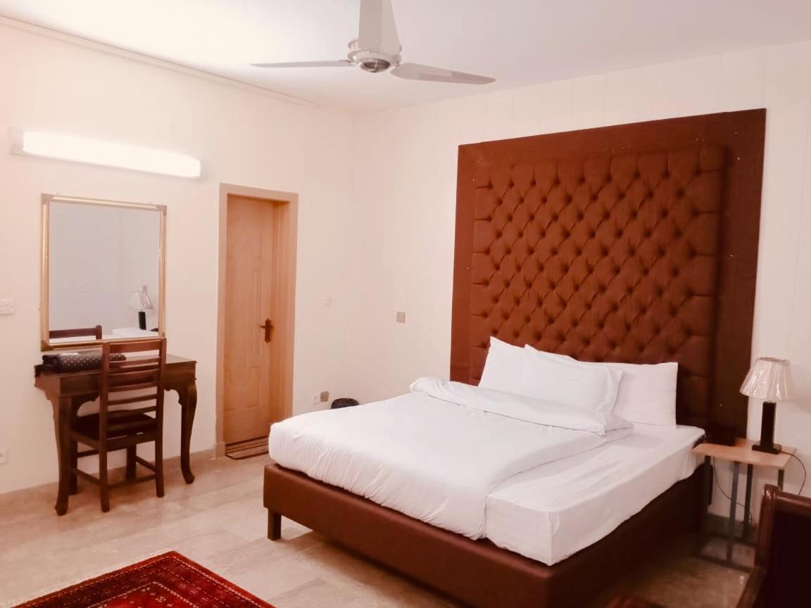 Blue Moon Residency Hotel Исламабад Екстериор снимка