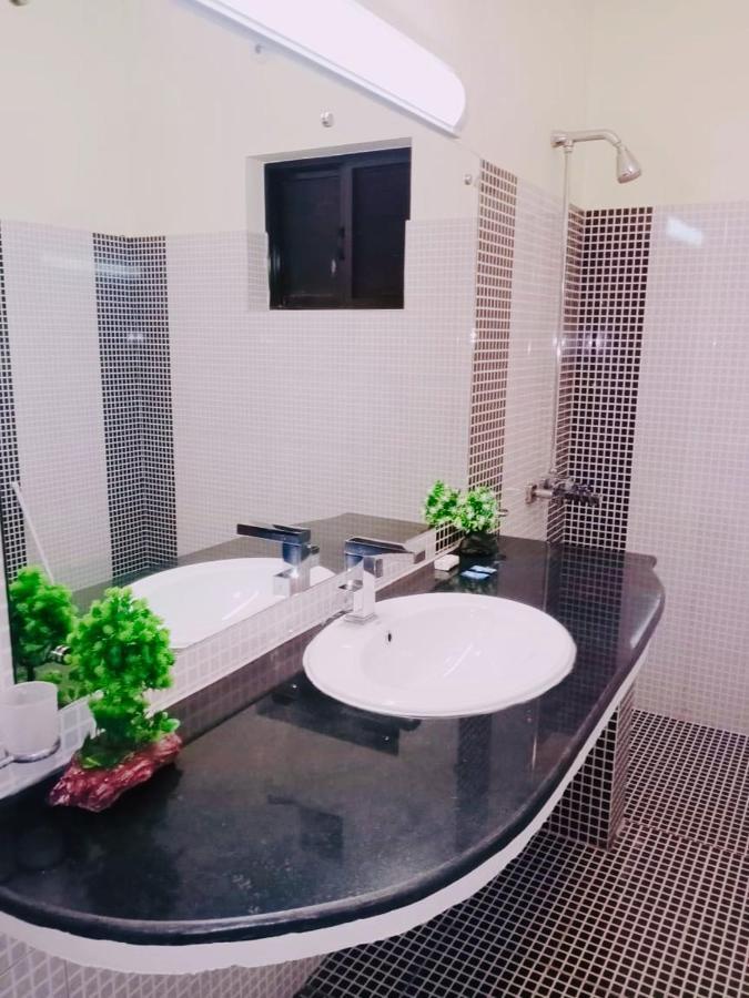 Blue Moon Residency Hotel Исламабад Екстериор снимка