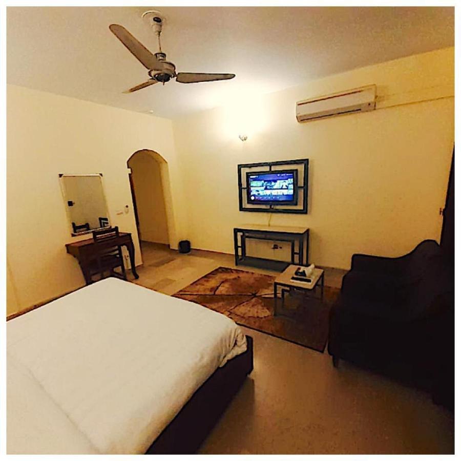 Blue Moon Residency Hotel Исламабад Екстериор снимка