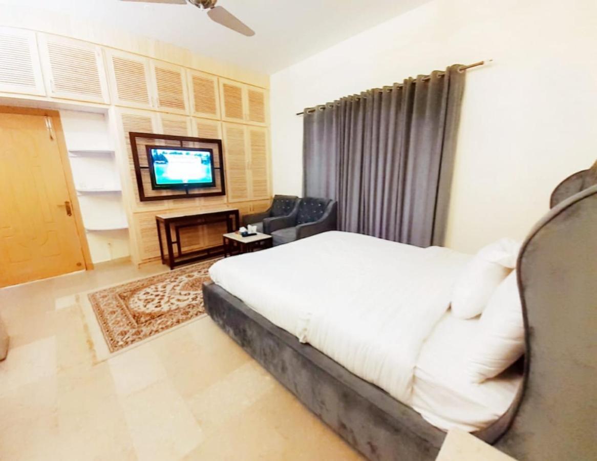Blue Moon Residency Hotel Исламабад Екстериор снимка